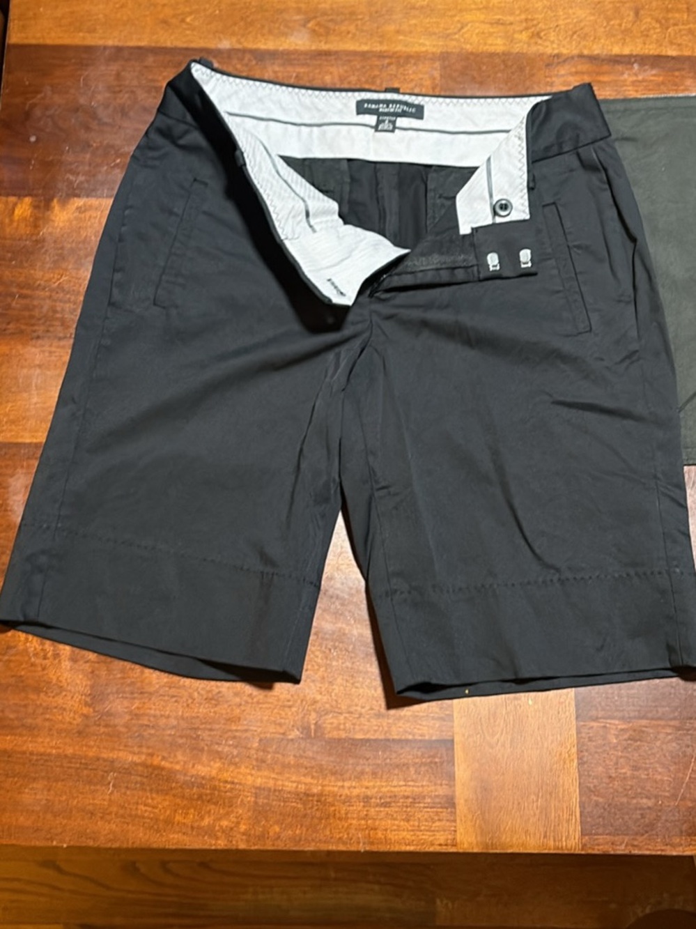 Banana Republic Black Flat-Front Women’s Shorts - Clean Tailored Style Size 4